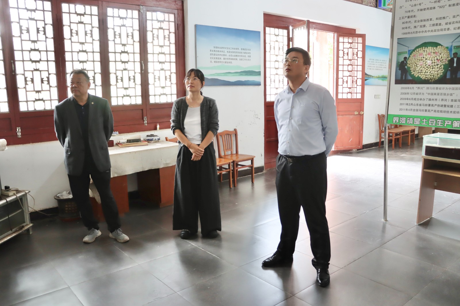 龙镇长到土豆文化馆调研