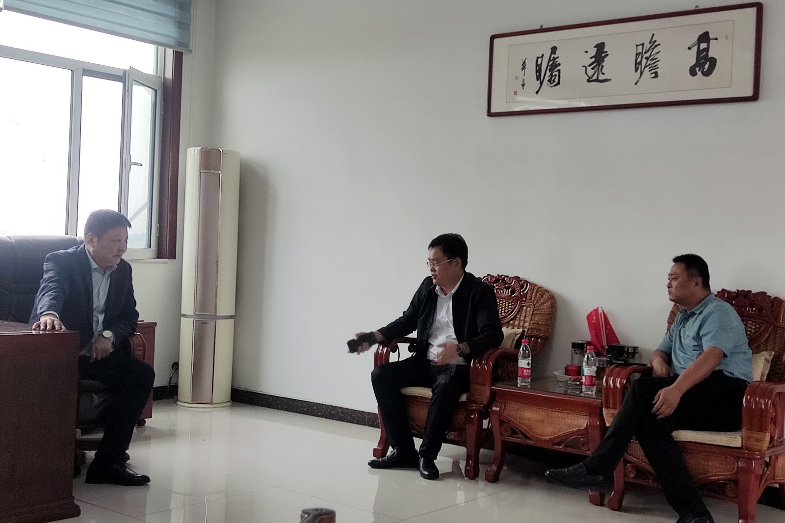 卓主任到滕州纸友工贸有限公司调研了解企业办理专利进度情况