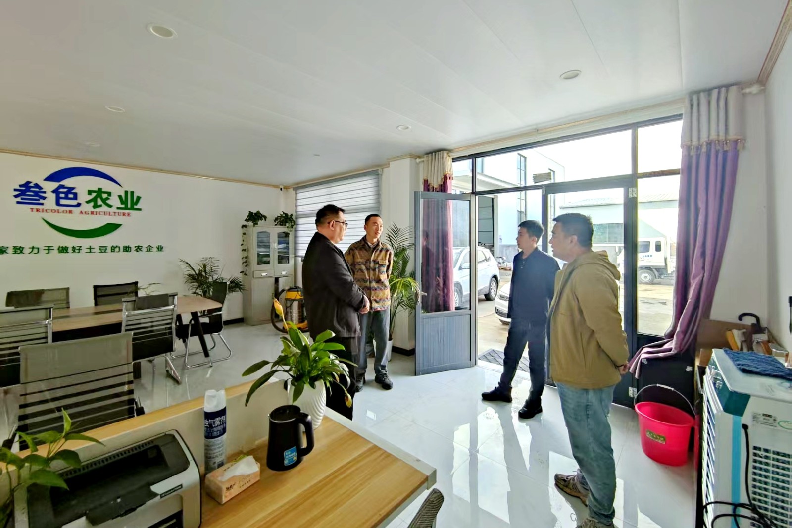 高镇长陪同市农村经济事务中心韩主任和多乐同城商家到参色农业公司调研