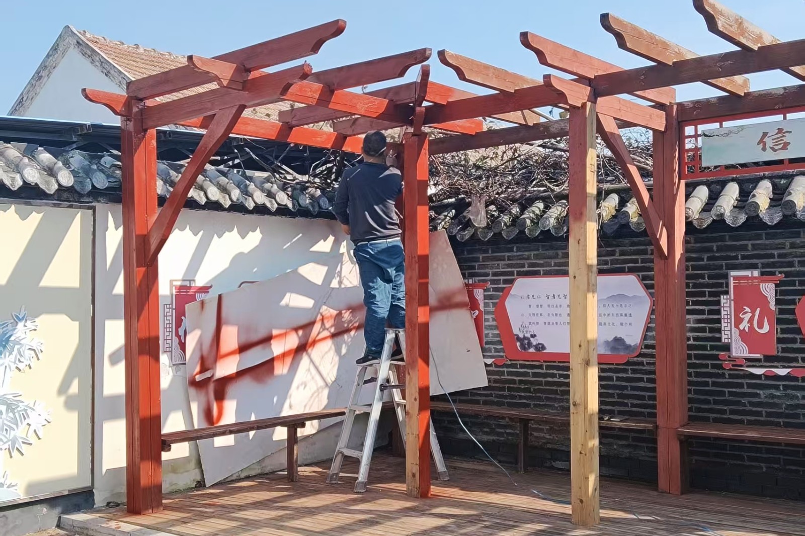 东曹西村加固维修文化广场休闲连廊