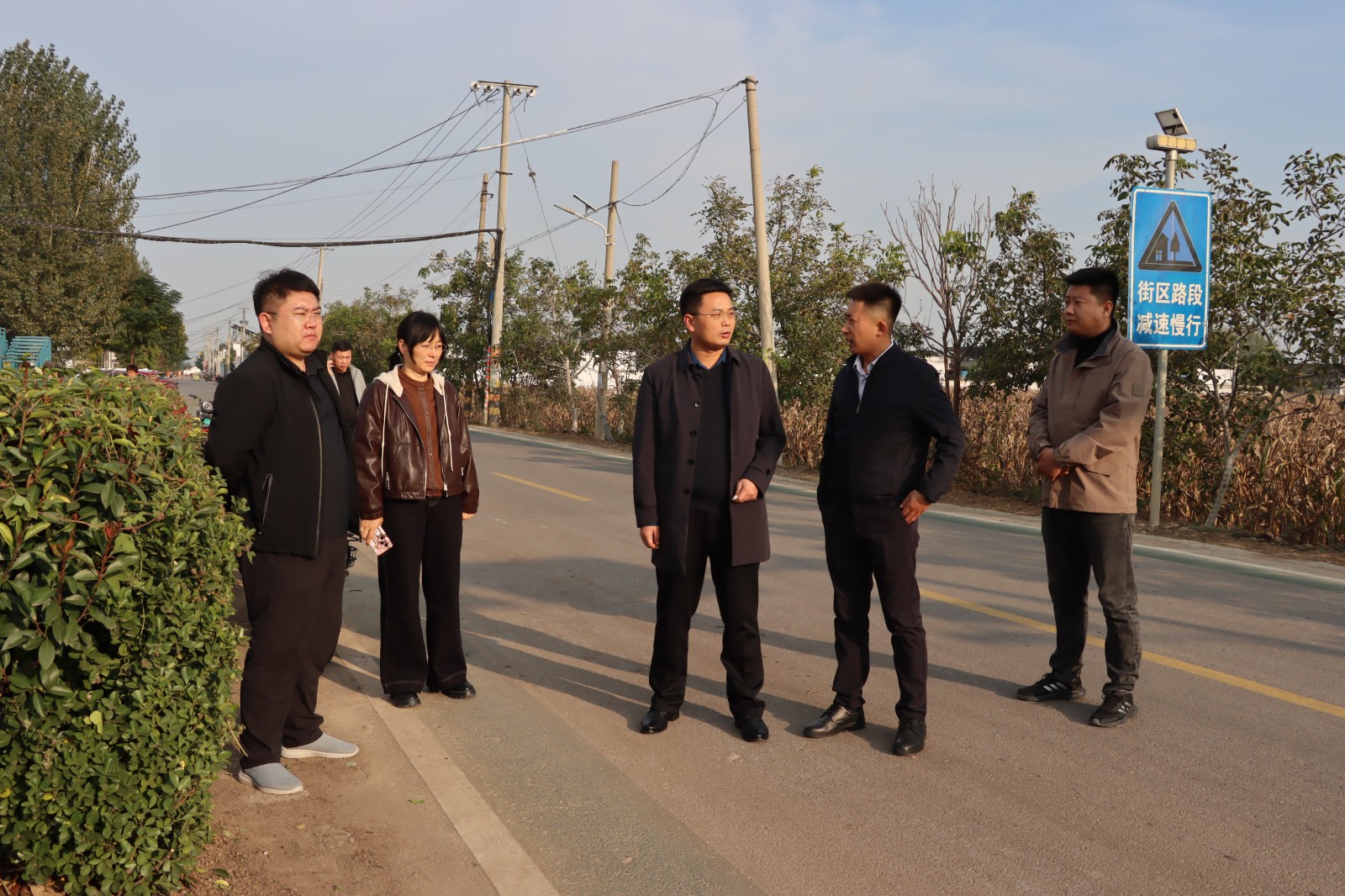 镇长到辖区督导镇域路域环境整治工作