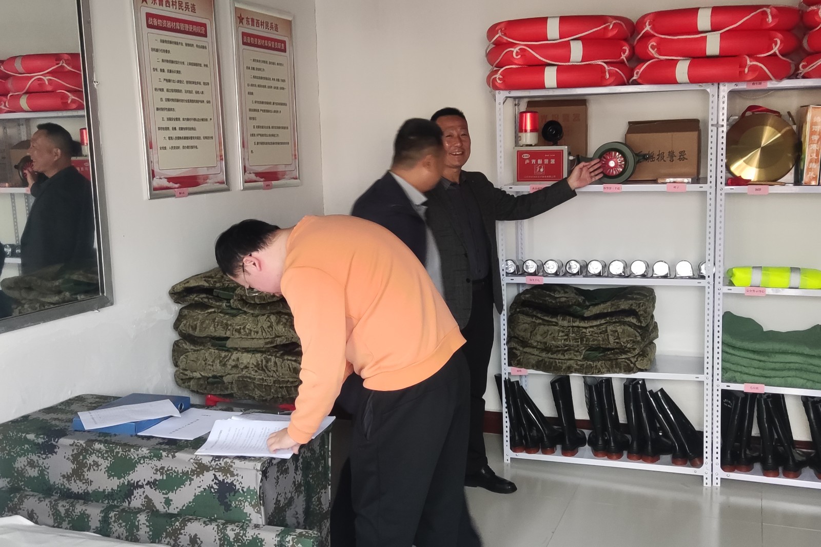 应急局梁科长到村级物资储备点检查准备情况