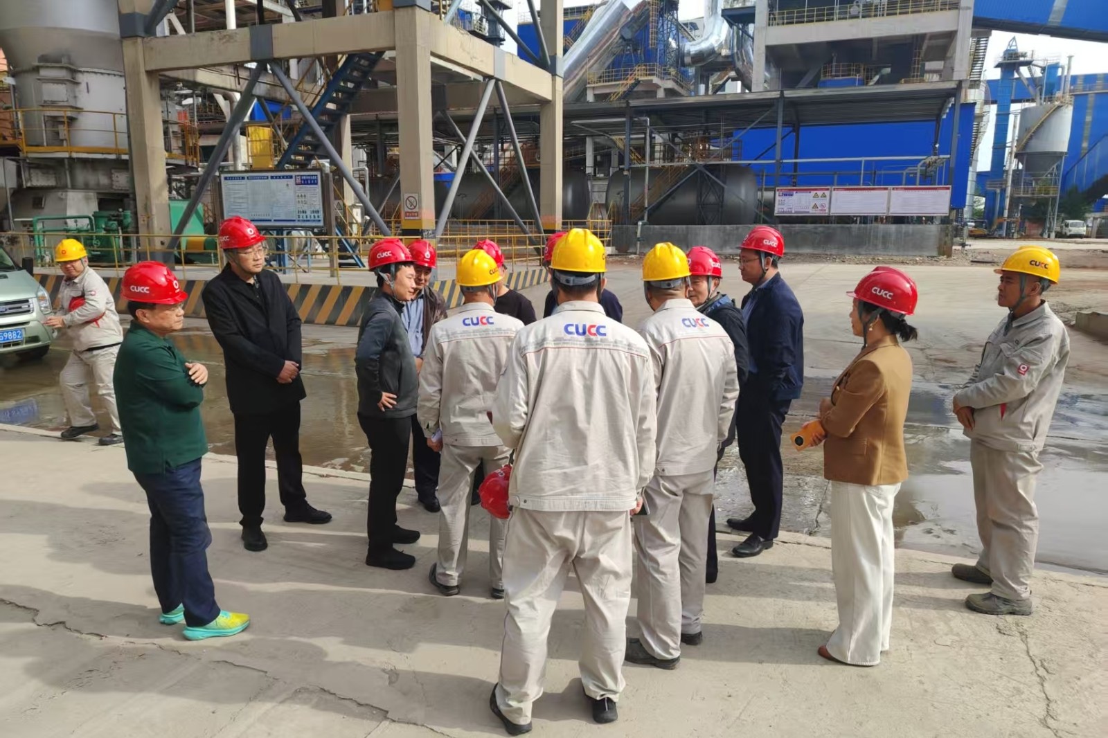 王镇长陪同省生态环境厅徐本亮总工程师一行到中联水泥公司检查指导工作。