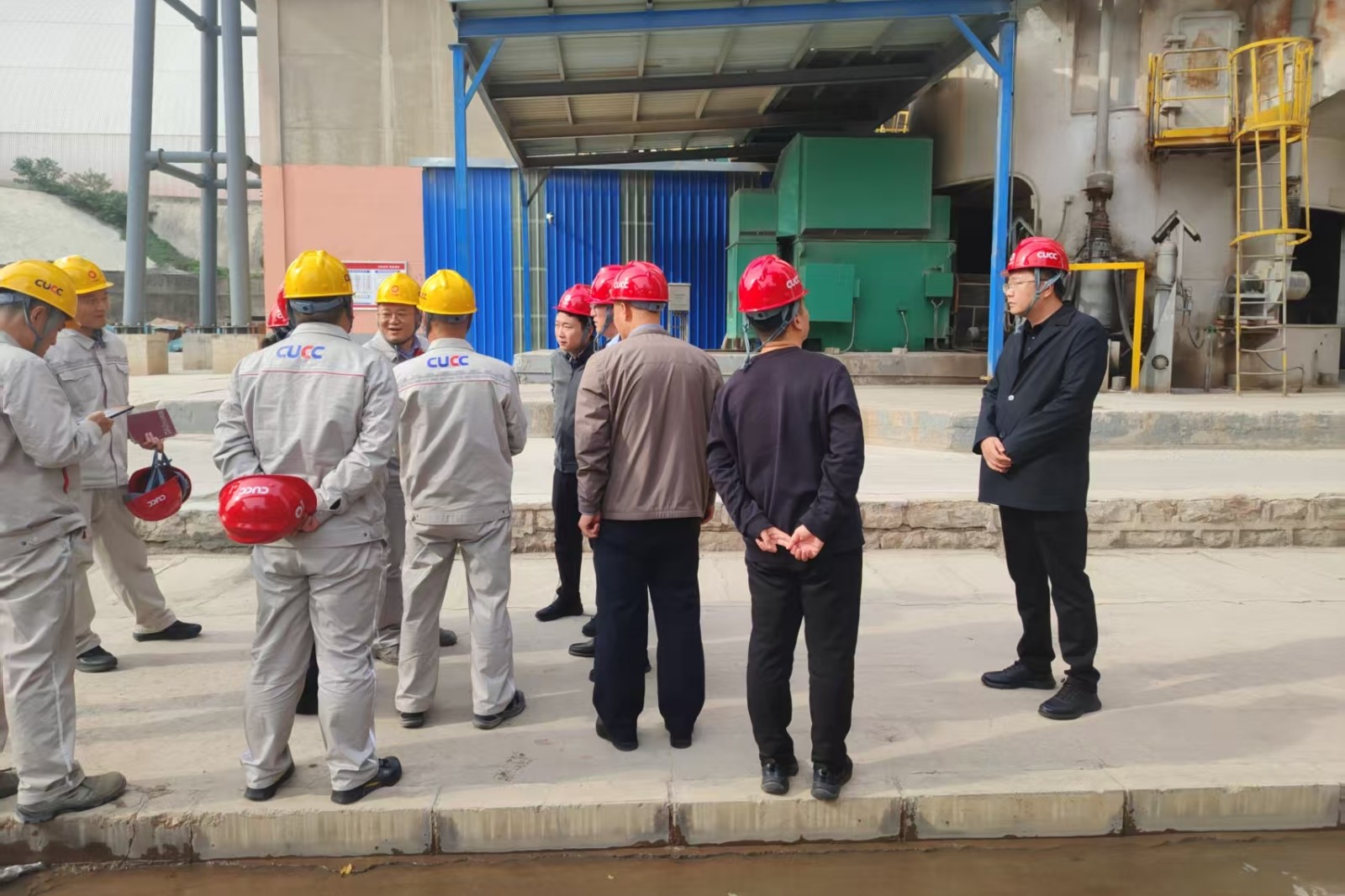 王镇长陪同省生态环境厅徐本亮总工程师一行到中联水泥公司检查指导工作。