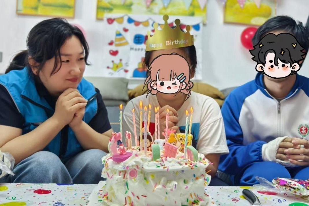 肖红艳与困境儿童一起DIY生日蛋糕