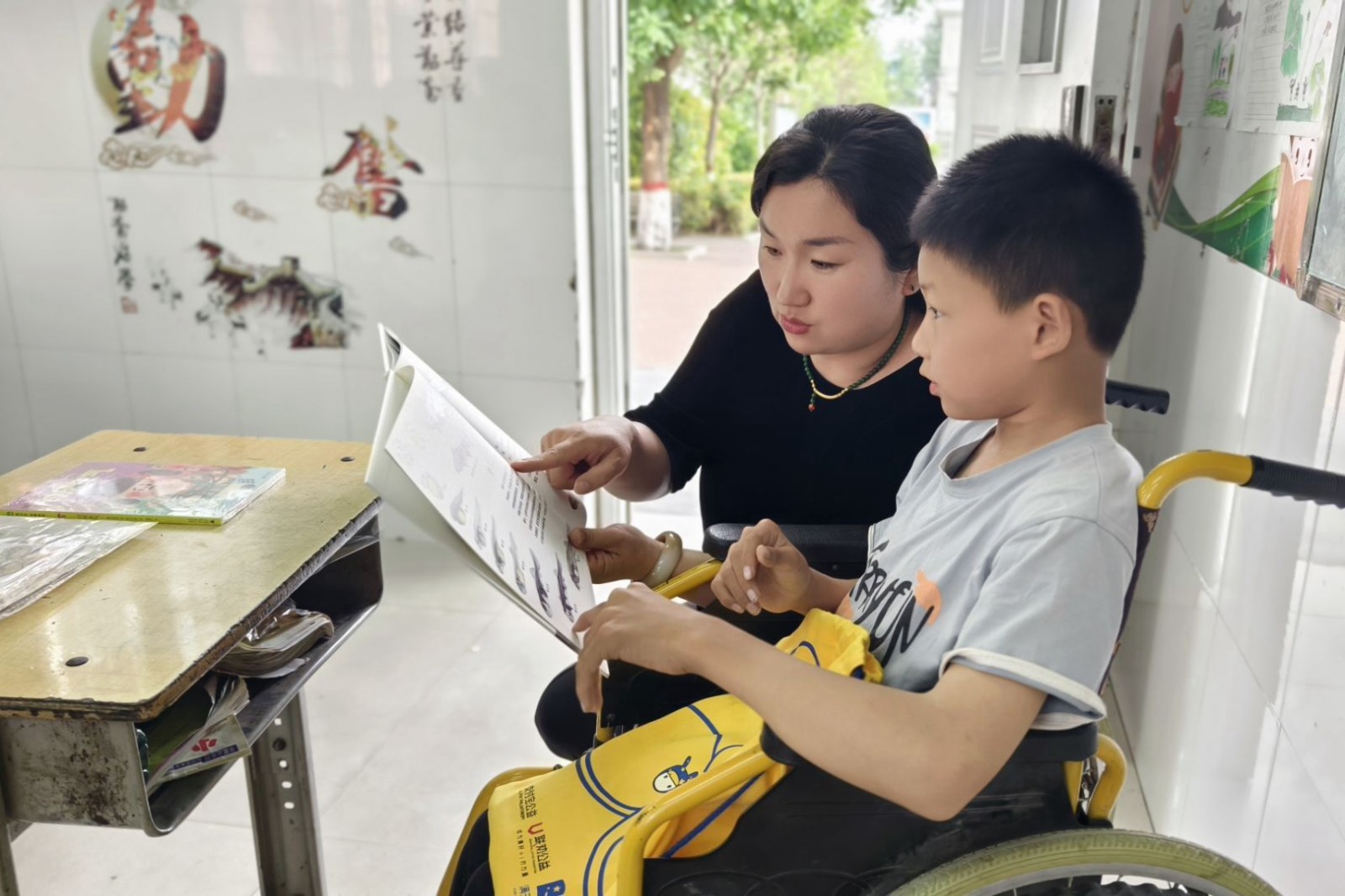 肖红艳链接广州满天星公益在乡村学校派发星囊书包