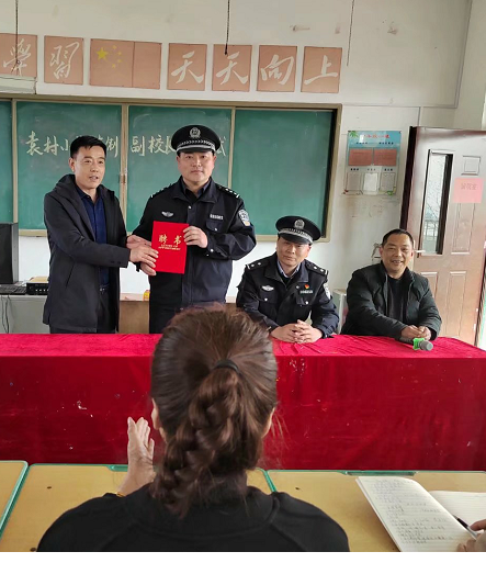 聘任法制副校长图片