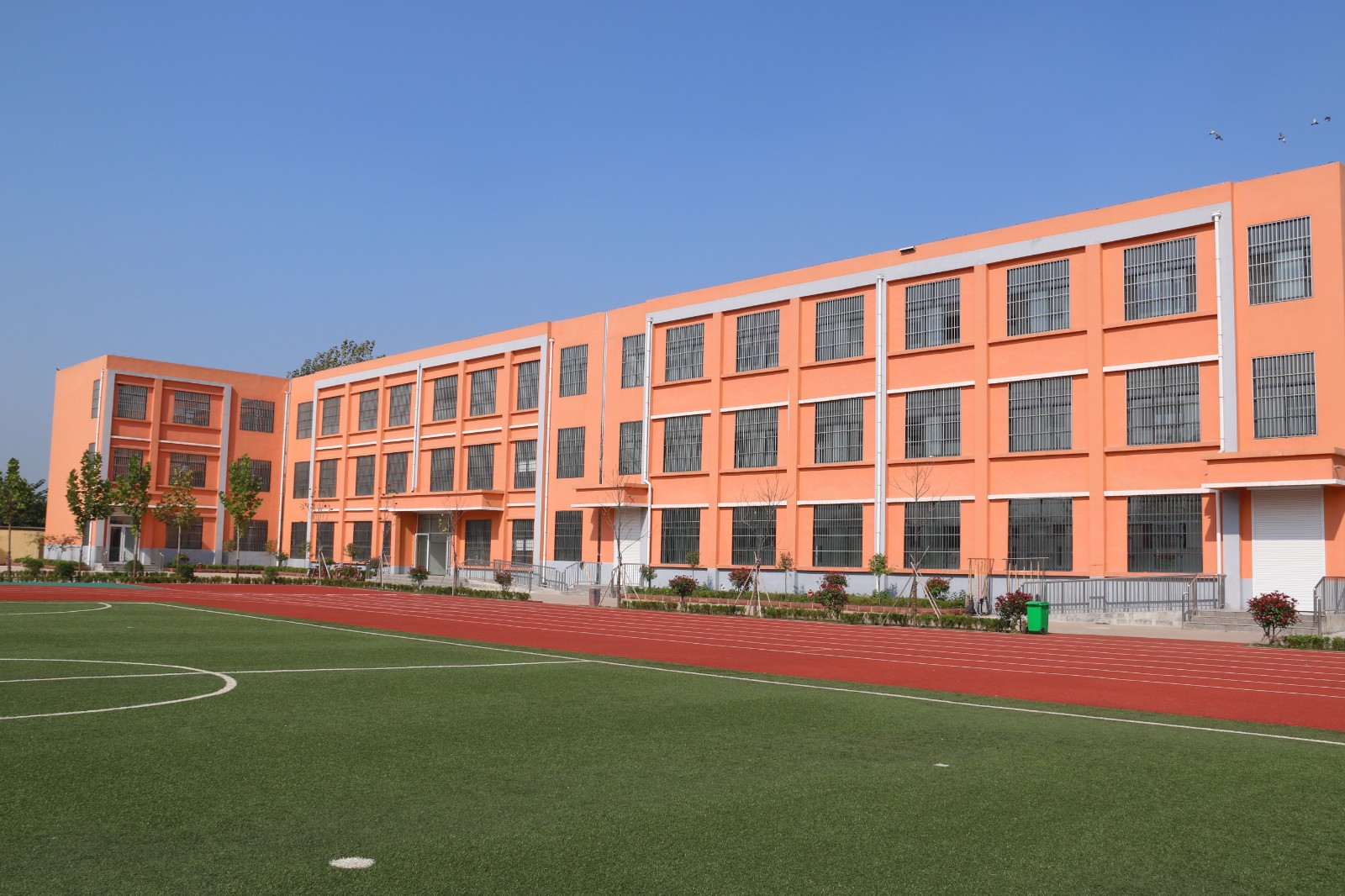 南沙河镇冯庄小学，高标准教学楼及塑胶场地