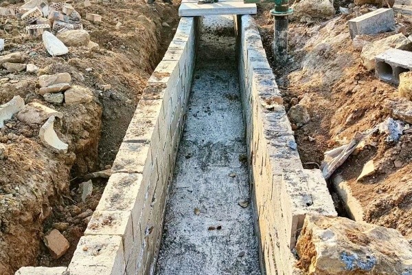 尤山子疏通家前排水渠，加固坝堰