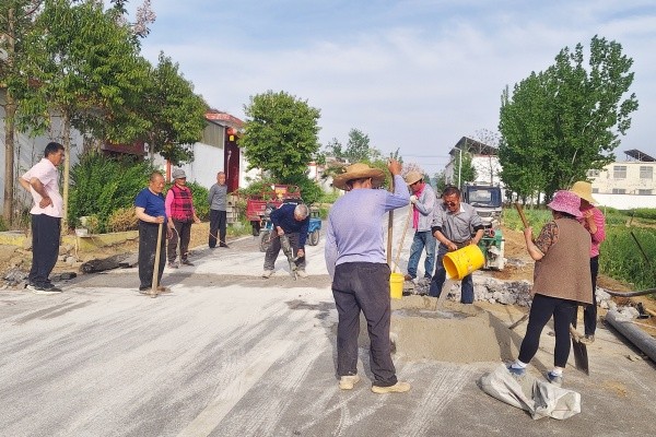 宋屯村整修超市北自来水管道200余米