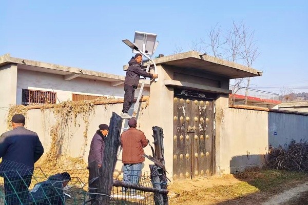 中顶山村安装路灯180盏