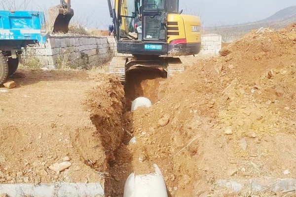 上邱庄村铺设过路排水管道6节