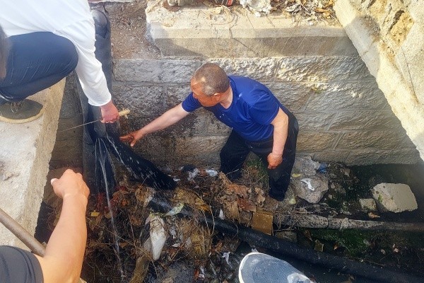 宋屯村整修超市北自来水管道200余米