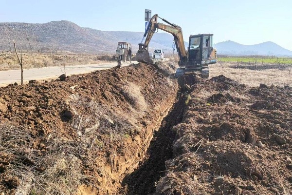 三姓庄疏通排水渠及路肩培护