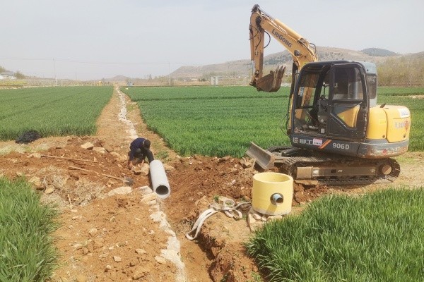 上邱庄整修村南排水沟，新铺过路管道13节，灌溉管道1500米