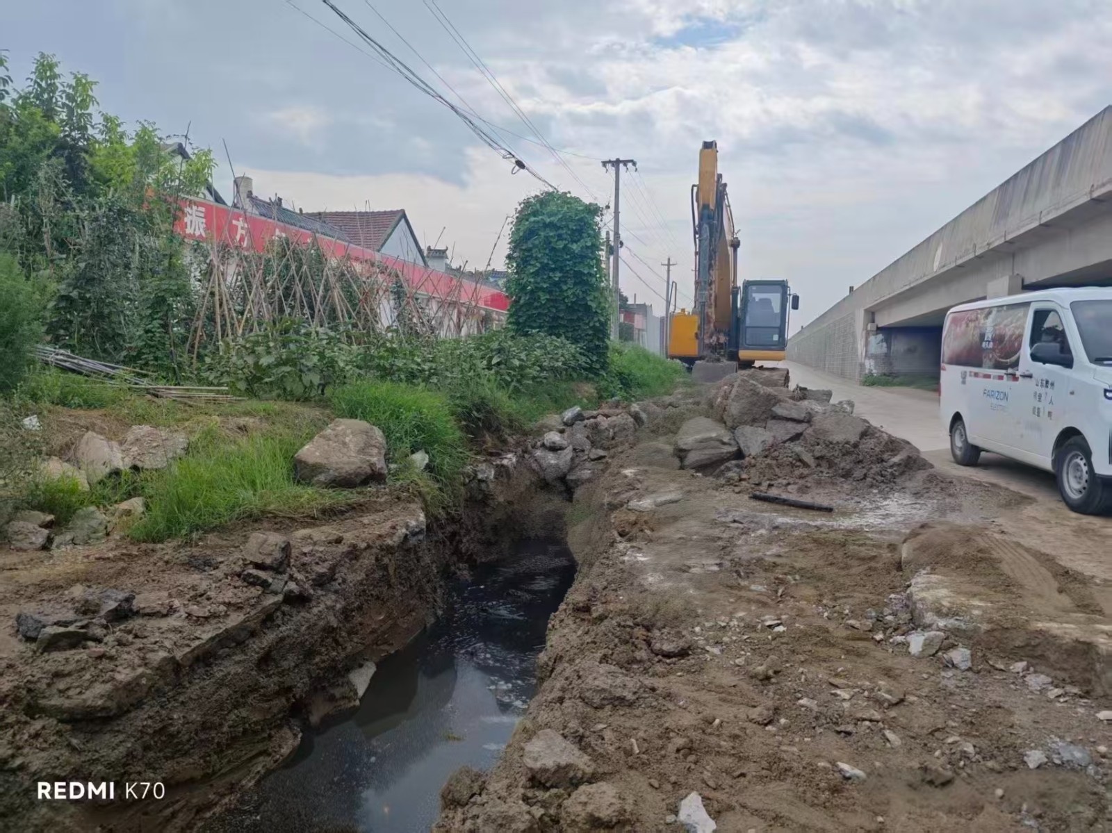 修复104国道副道排水沟28米半用商混恢复了