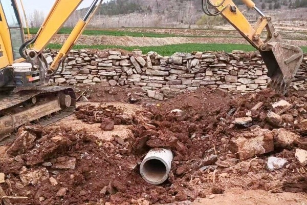 整理生产路护坡及安装排水管道，为下步泄洪打造良好基础，花费1万余元