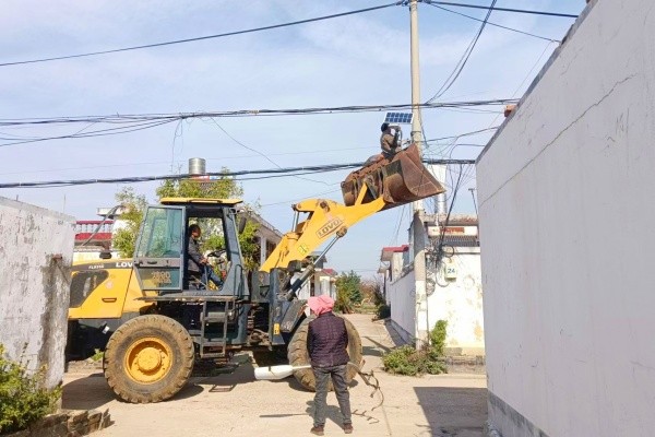 安装太阳能路灯15盏，花费3000余元