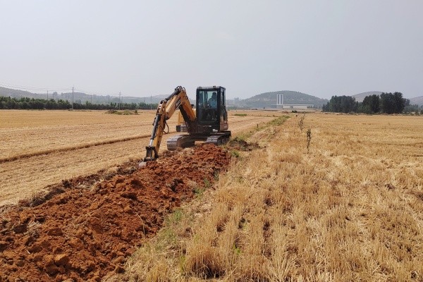 维修扩宽村南生产路400余米，花费6000余元。