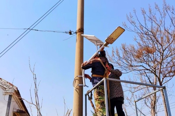 小庄村安装路灯