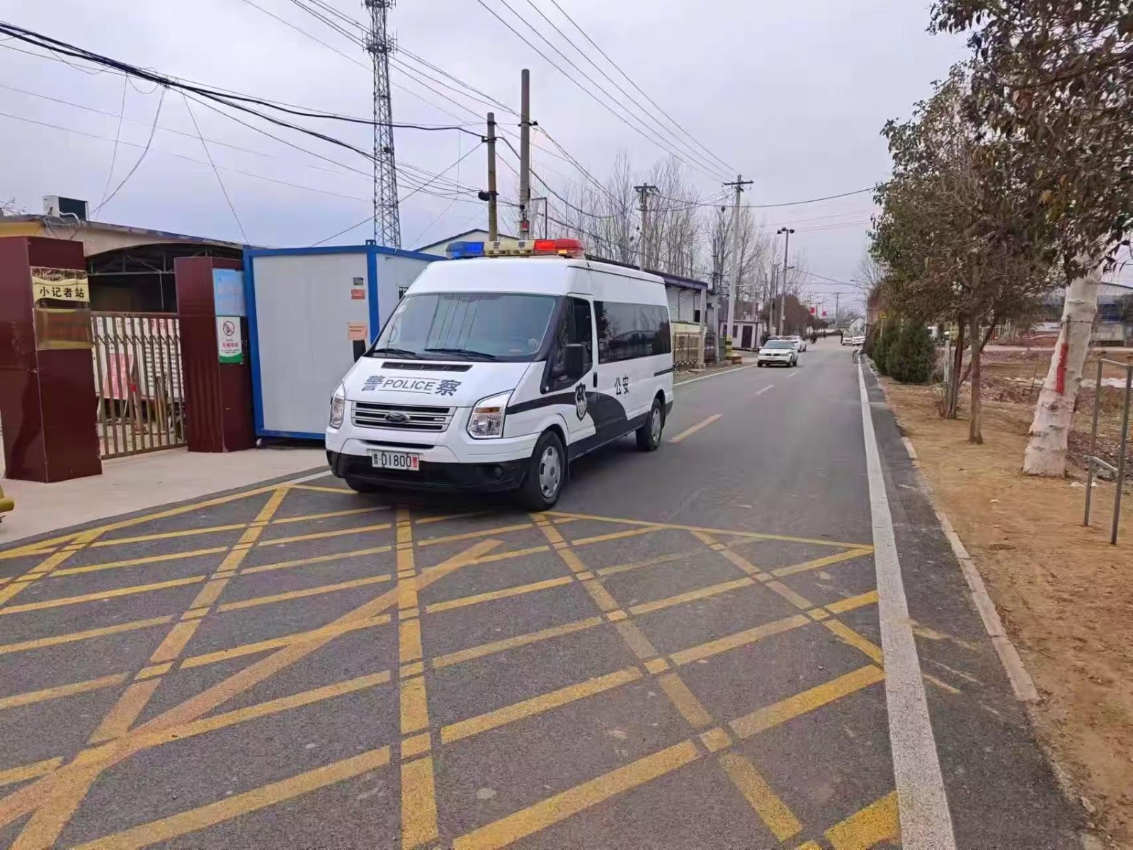 派出所大门口警车