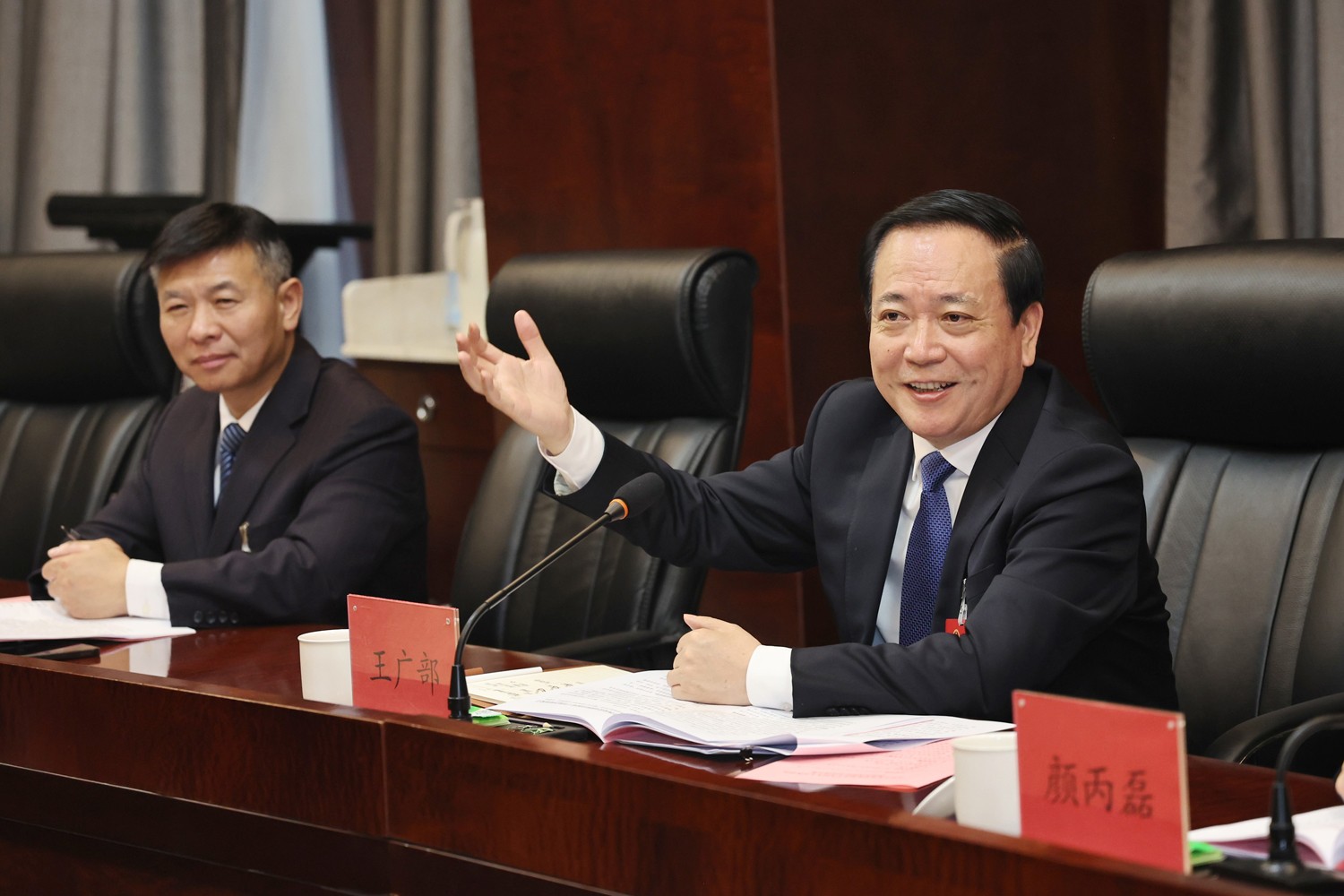 2月5日，枣庄市委常委、滕州市委书记王广部到所在的西岗代表团，与人大代表们一起审议政府工作报告及相关报告。