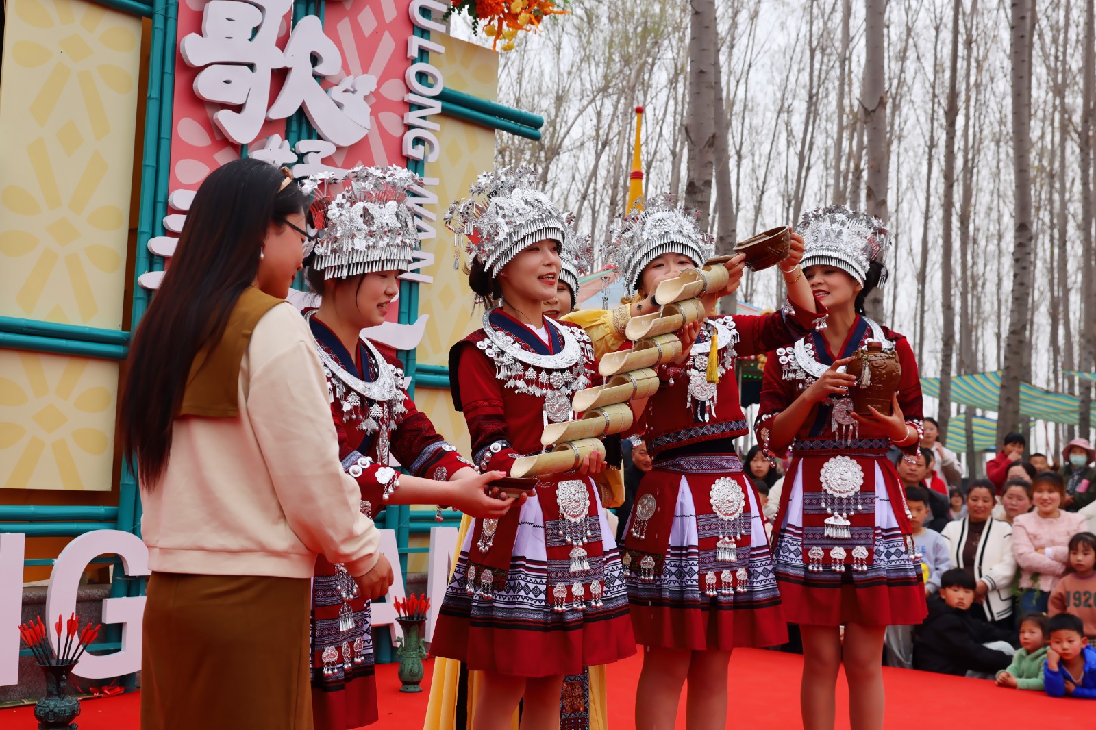 九龙湾三月三歌舞表演