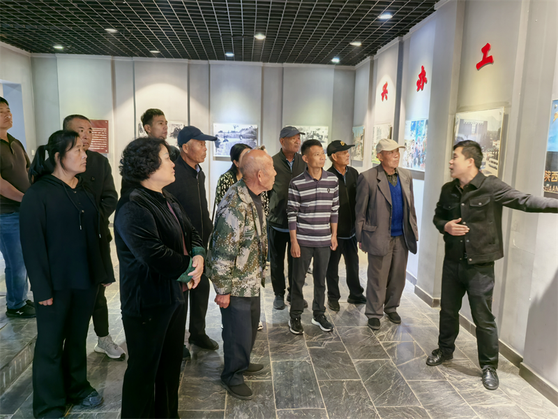 图5：组织党员干部赴西安袁家村学习