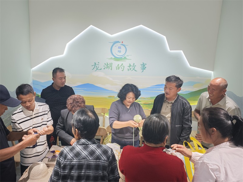 图3：商议“龙湖月色”主题文创产品