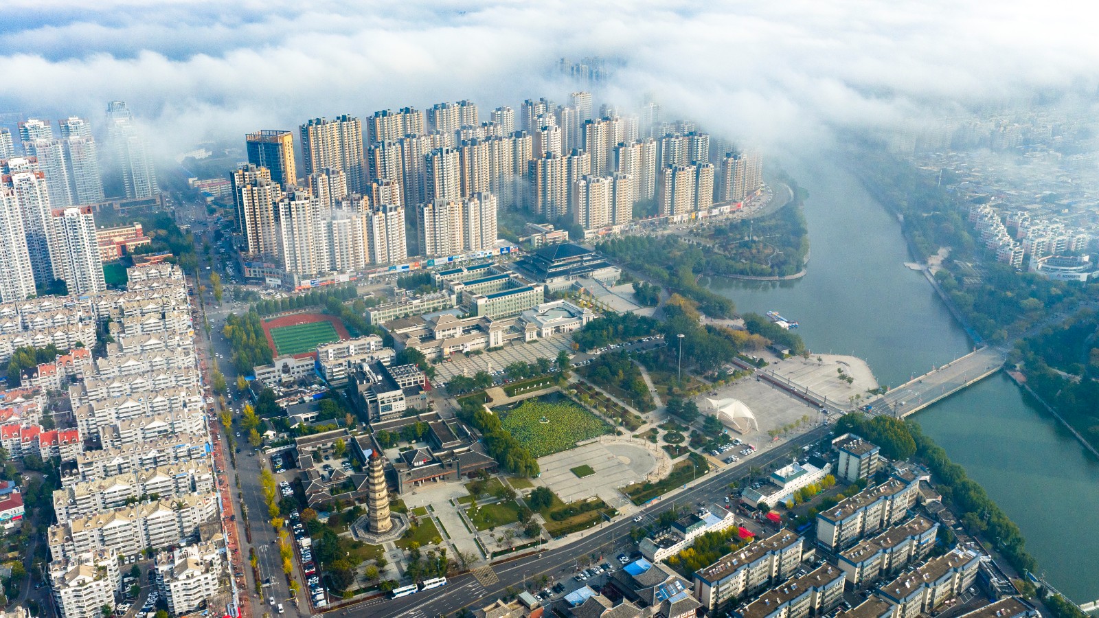 摄影家拍摄的龙泉广场美景。