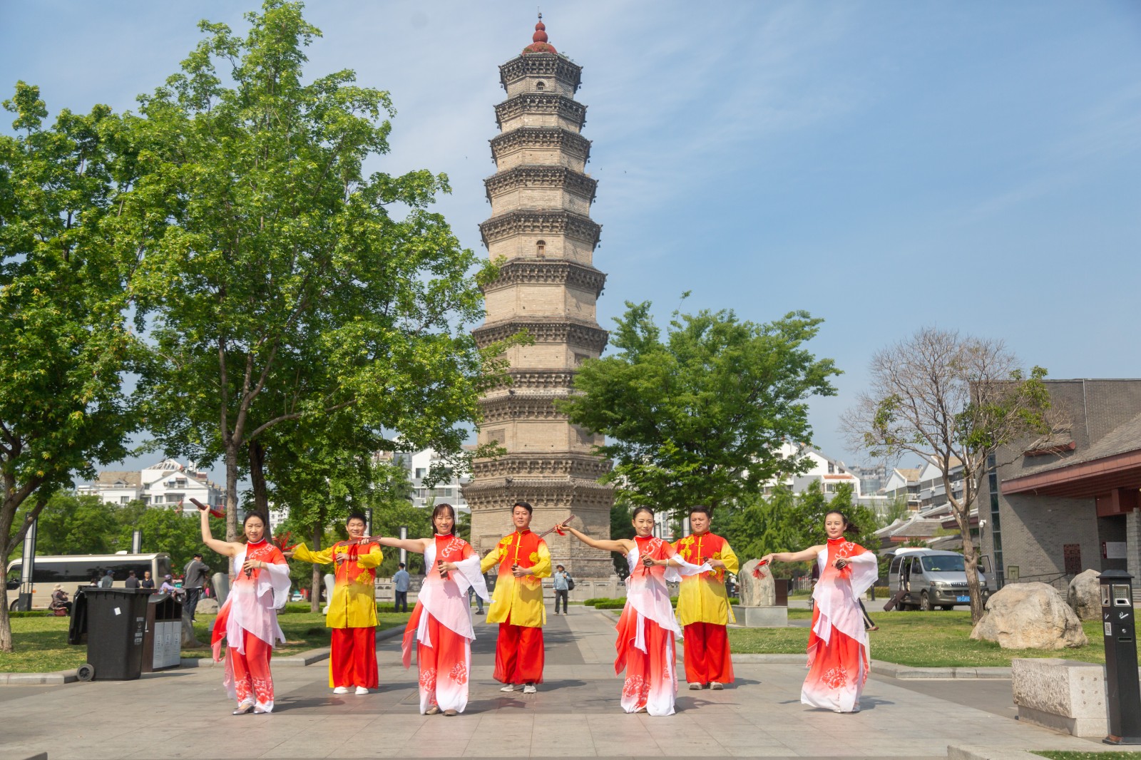 4月29日，快板书演员们在龙泉塔下排练。