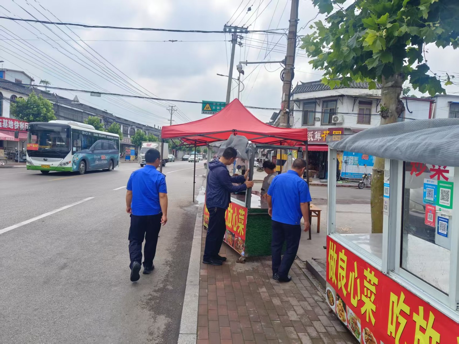 执法中队常态化整治镇容镇貌