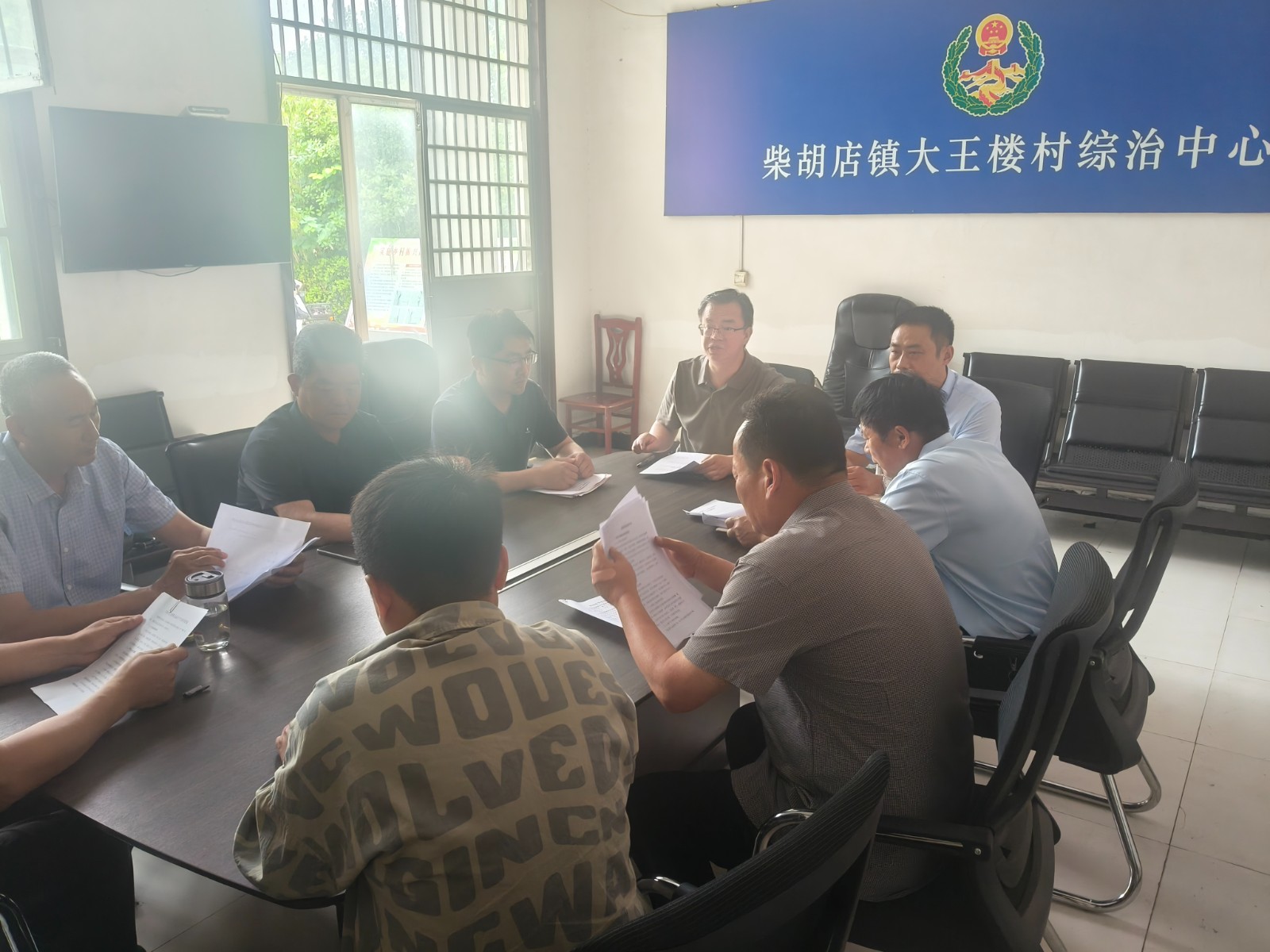 镇领导邓景文、韩军岭到坦山片区召集各村负责人学习柴胡店镇基层治理规范并安排近期工作。