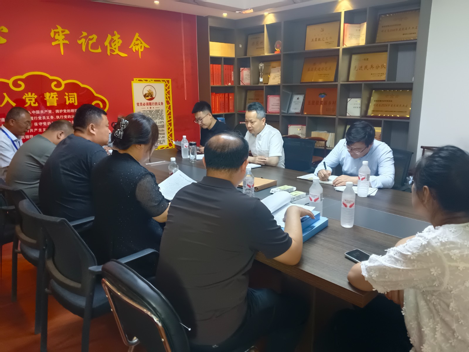 枣庄市残联副理事长孙守强、滕州市残联副理事长李秋元来镇检查指导村级残疾人协会换届工作