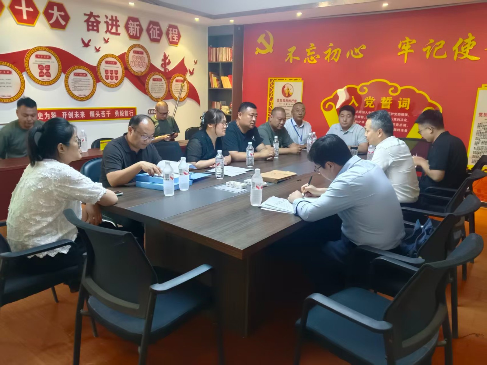 枣庄市残联副理事长孙守强、滕州市残联副理事长李秋元来镇检查指导村级残疾人协会换届工作