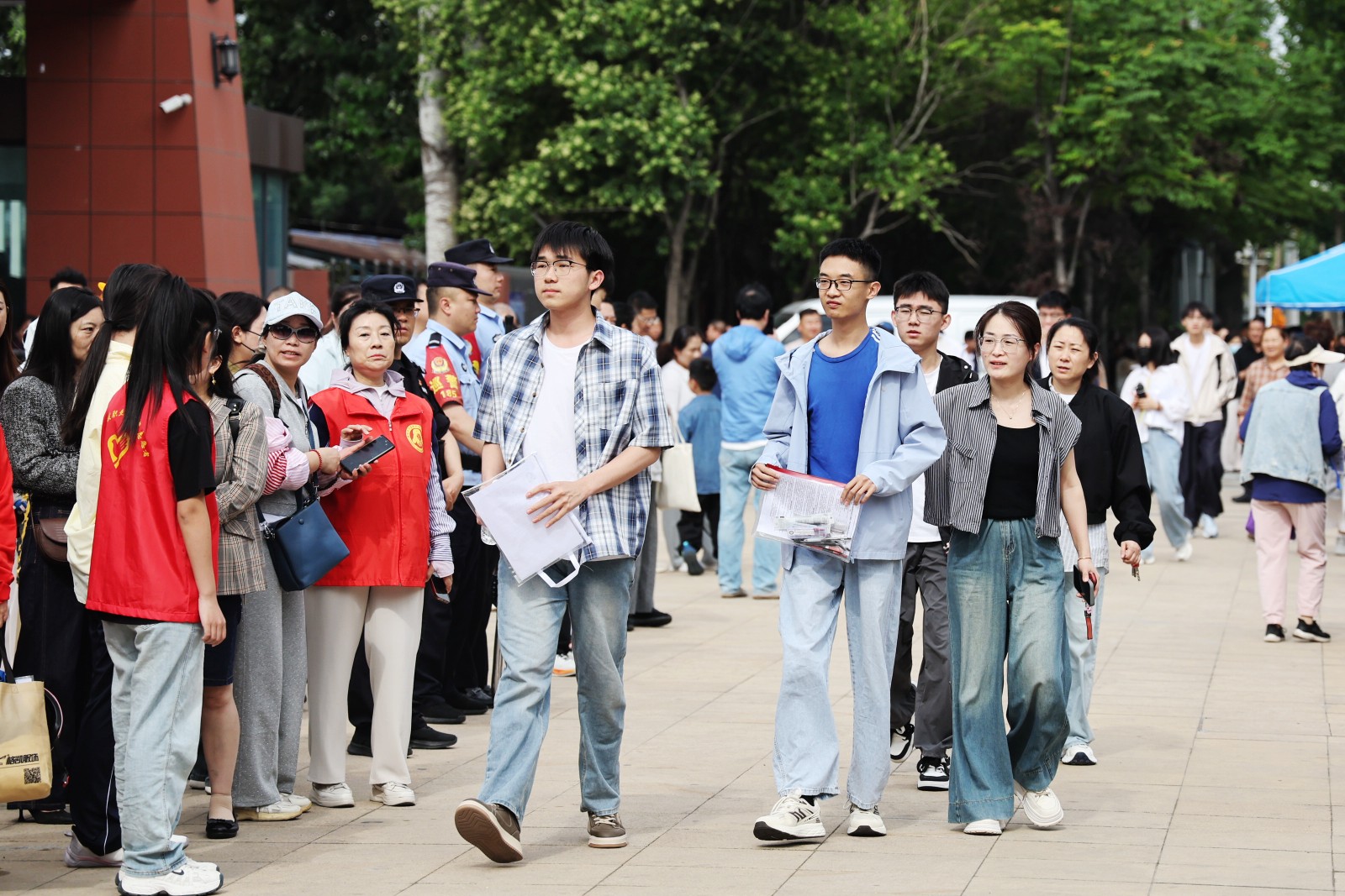 自信满满步入考场