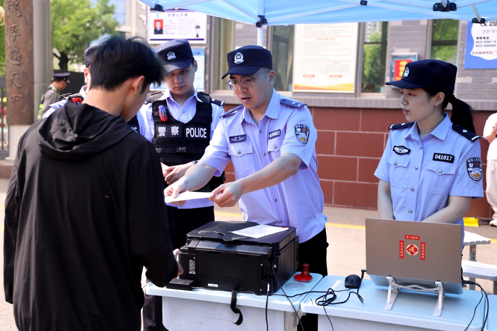 民警为丢失身份证的考生现场补办身份证明