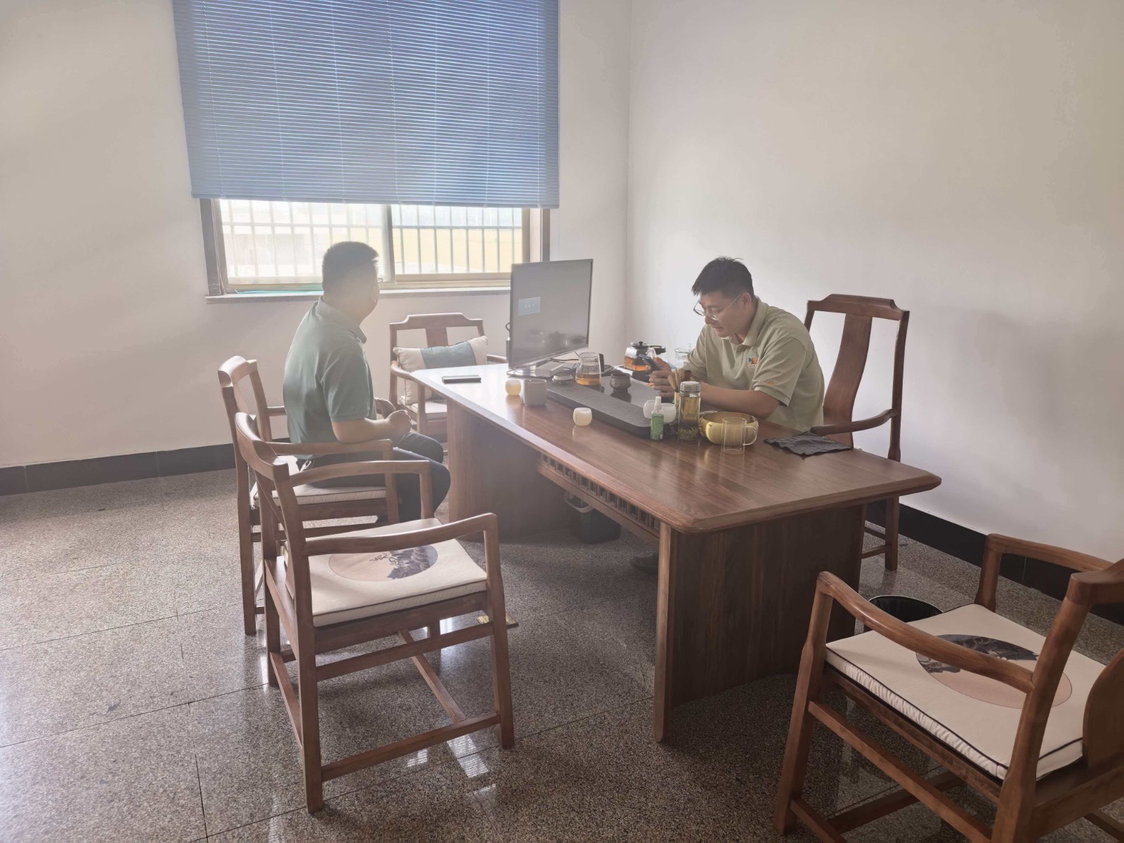 马镇长到企业推进项目建设