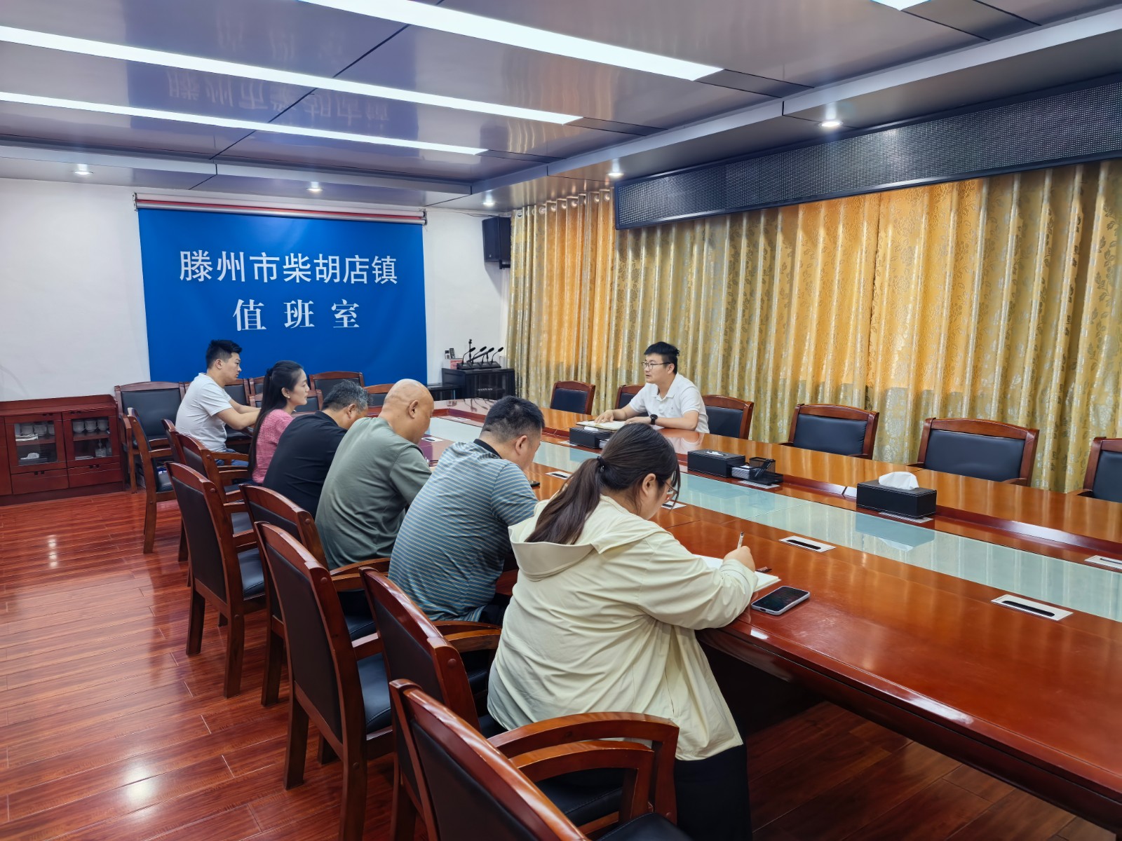 李部长在北二楼会议室召集分管部门人员安排调度每周工作任务完成情况、部署工作任务