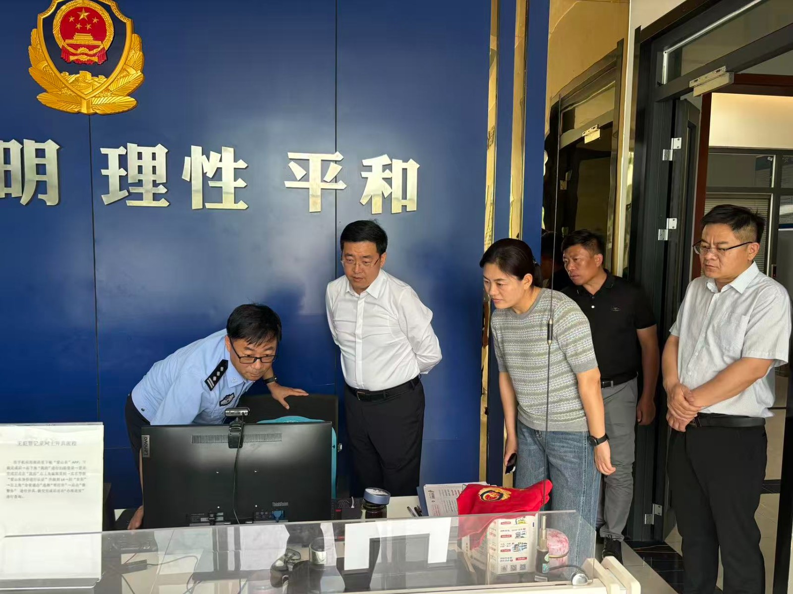 书记、镇长到镇派出所调研并慰问公安干警，吕书记、孙镇长陪同