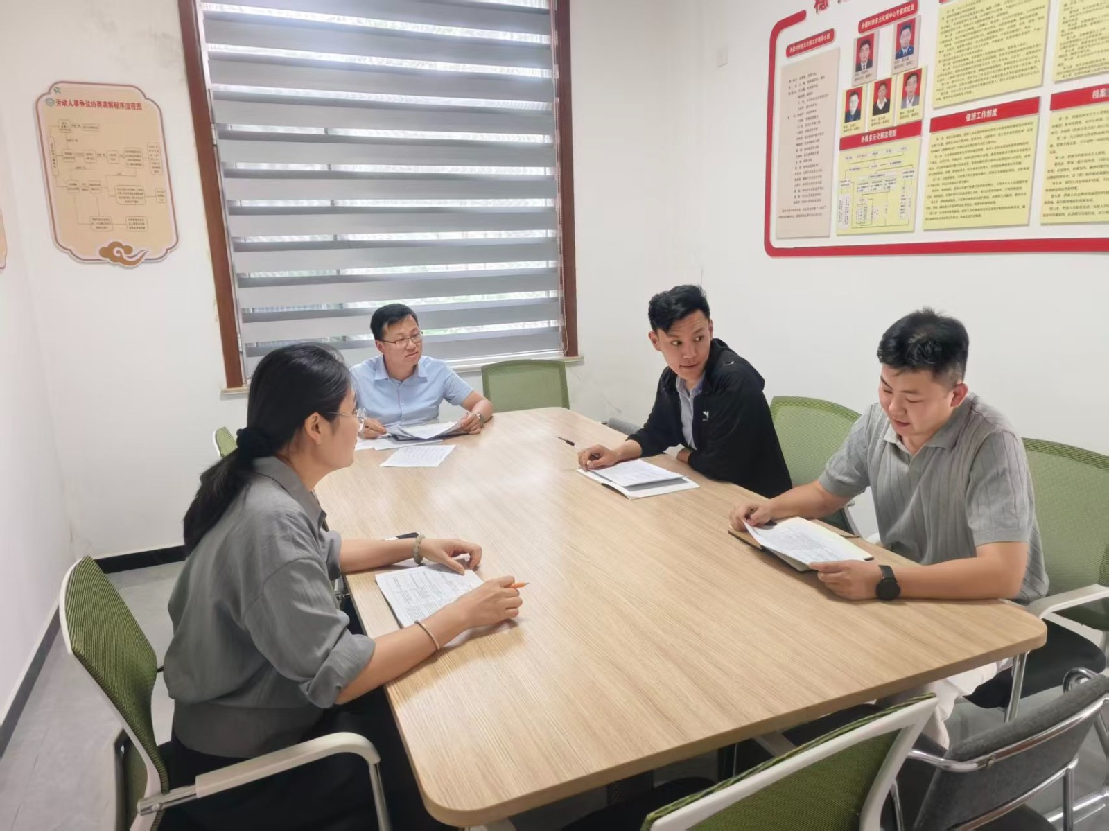 王主任组织综治中心全体人员召开部门工作例会，传达镇级会议精神，安排近期诉求办理等重点工作