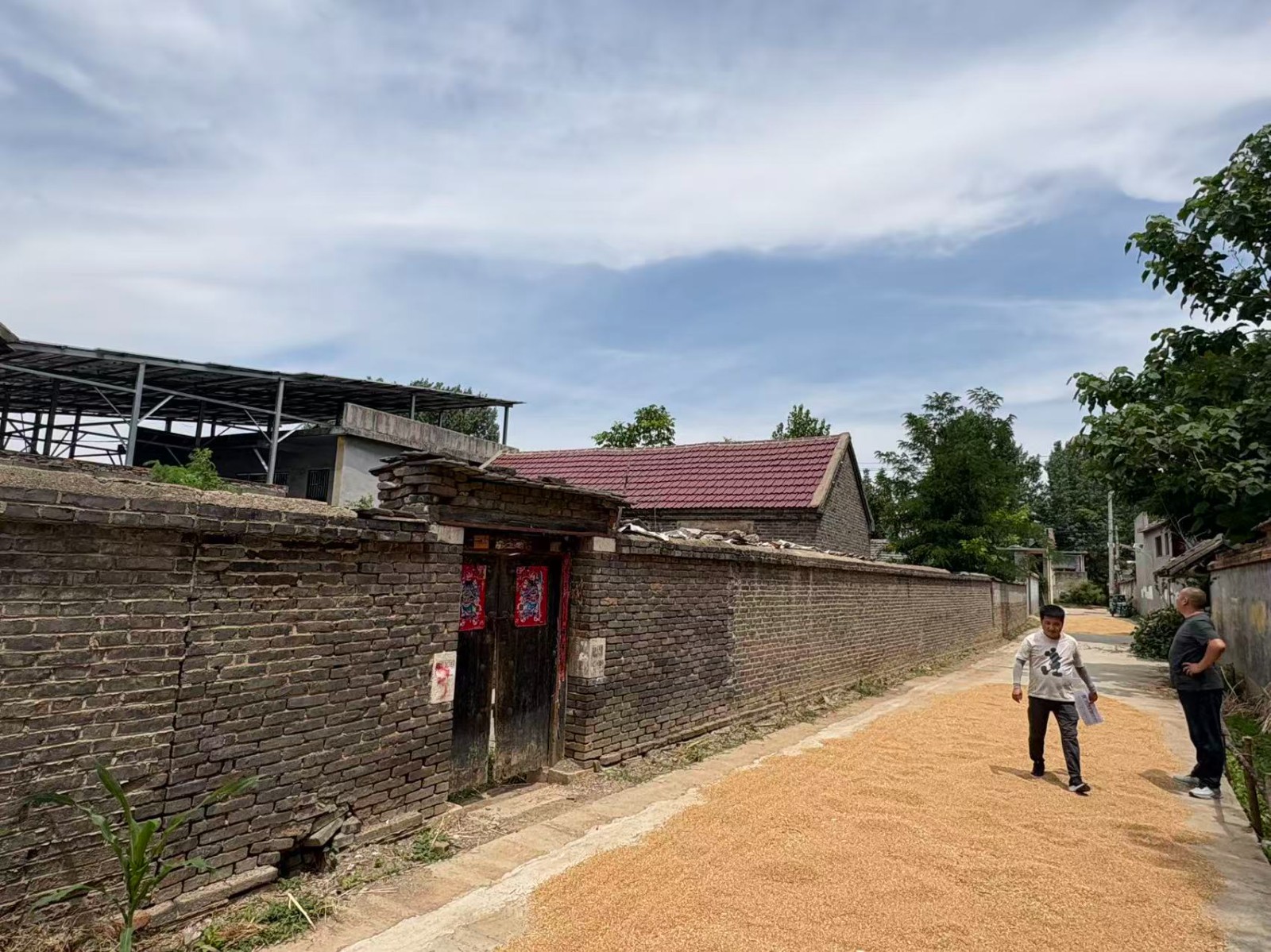 村建办到村排查自建房安全隐患