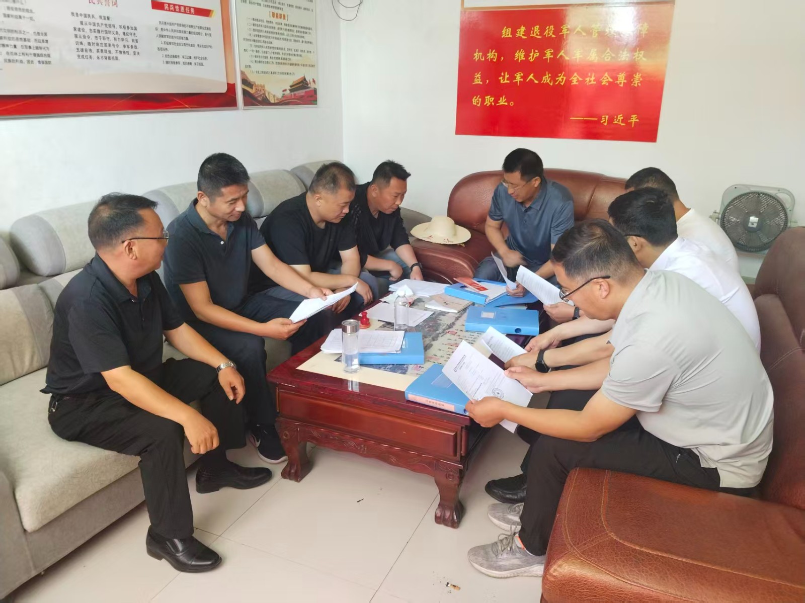 镇工作专班指导村级班子交接。