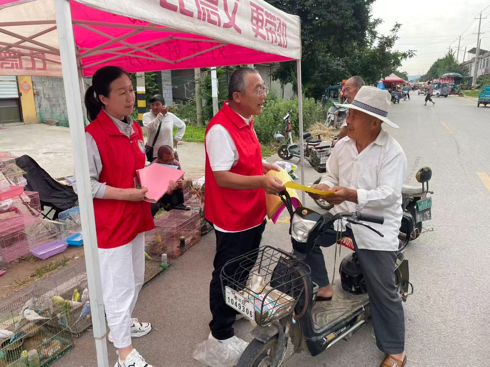 民政开展“困难群众救助·集中帮办日”宣传活动