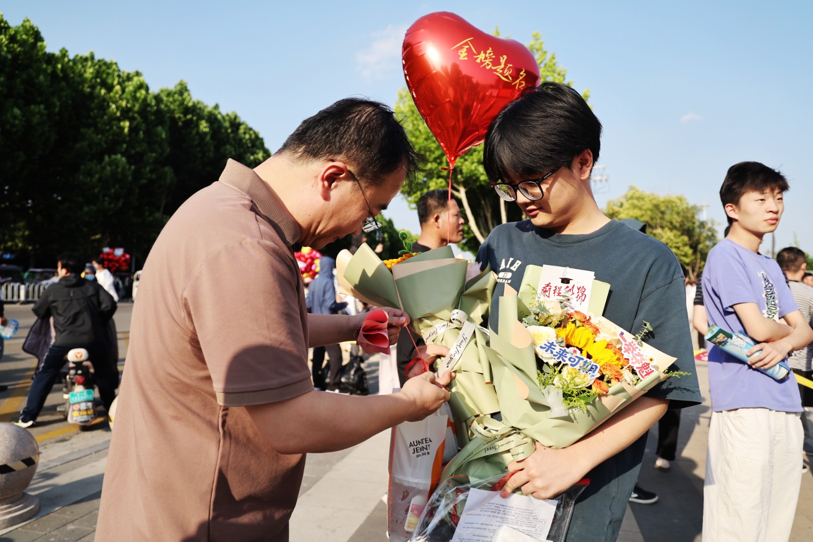 送上献花和祝福