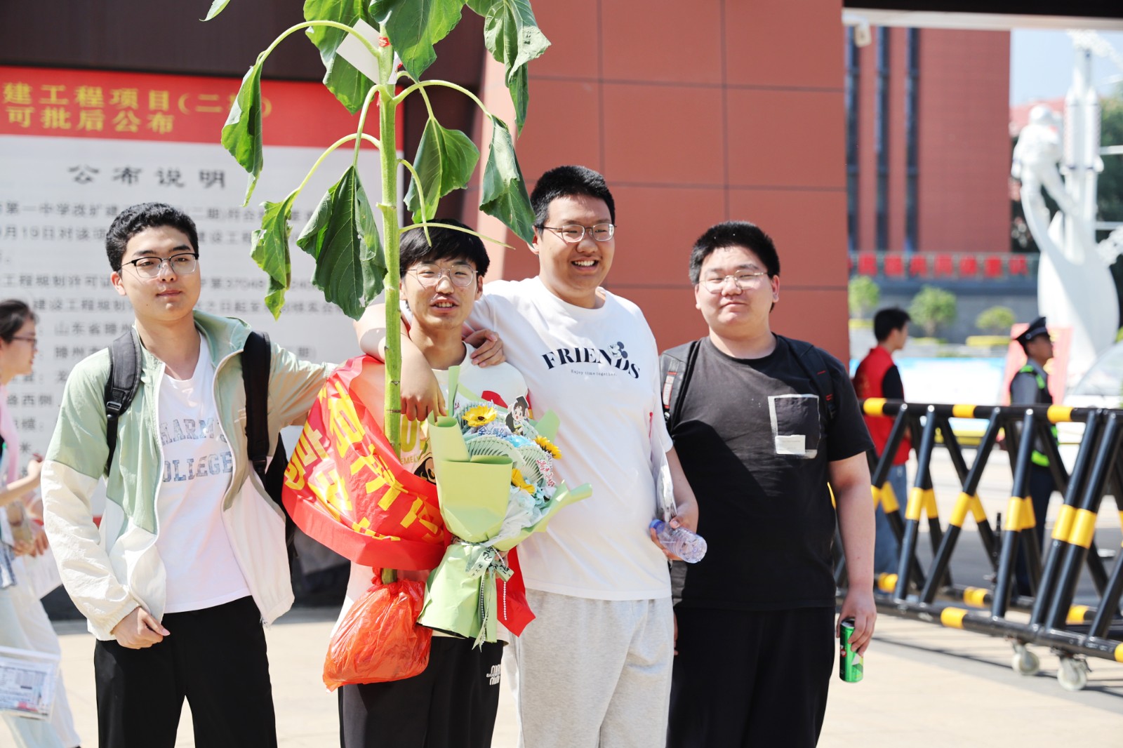 与同学合影留念