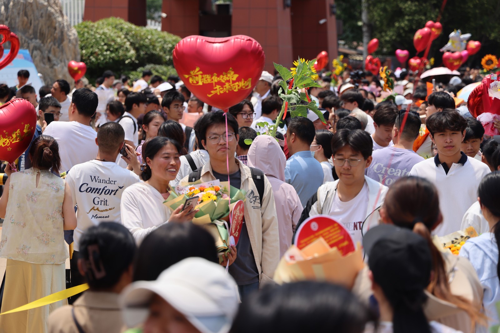 与孩子一起享受考试后的轻松时刻