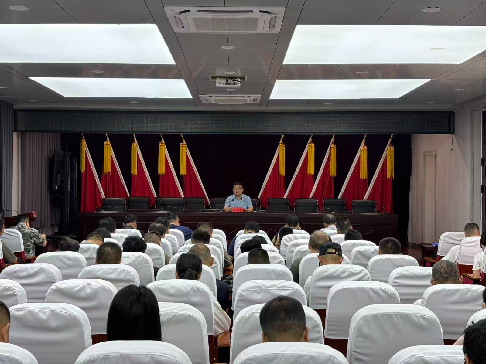 在镇南二楼会议室召开周一例会