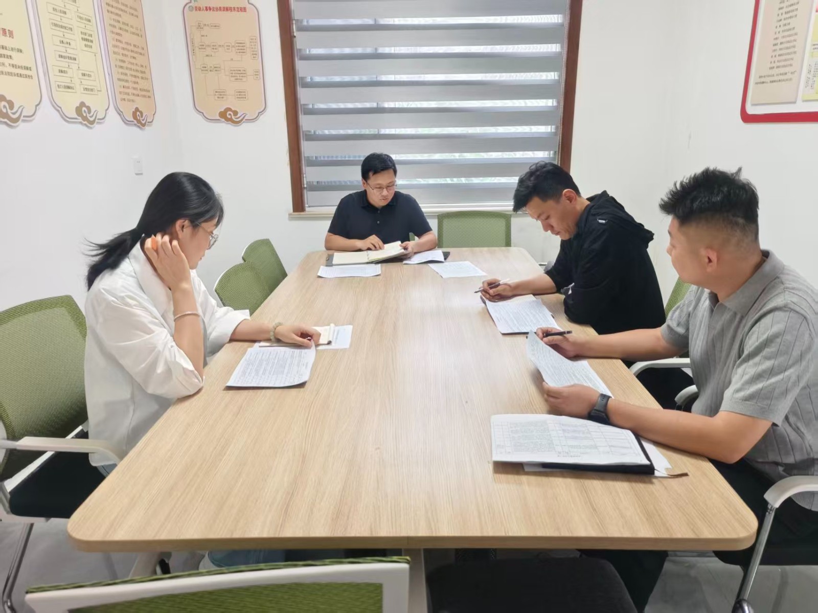 王主任组织综治中心全体人员召开部门工作例会，传达镇级会议精神，安排近期诉求办理等重点工作。
