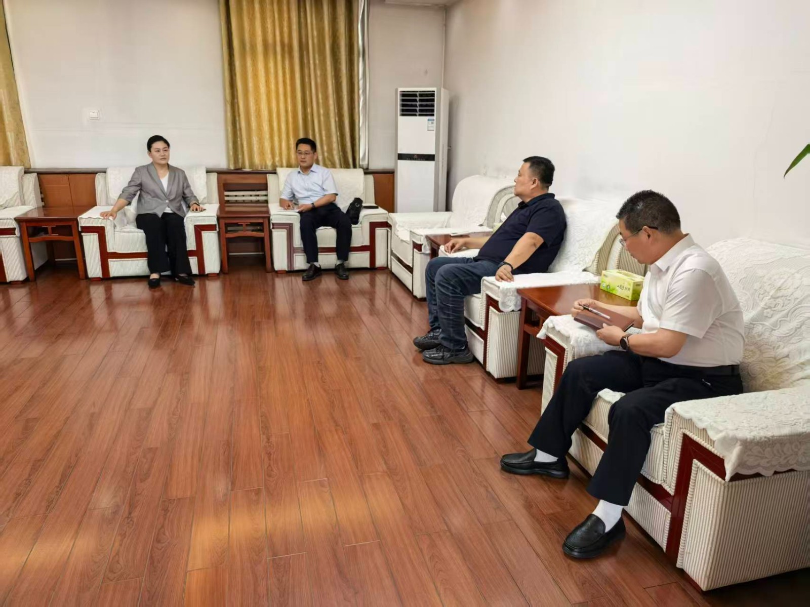 滕州市教育和体育局党组成员、总督学肖荣国来督导检查工作，镇长，李主任等陪同